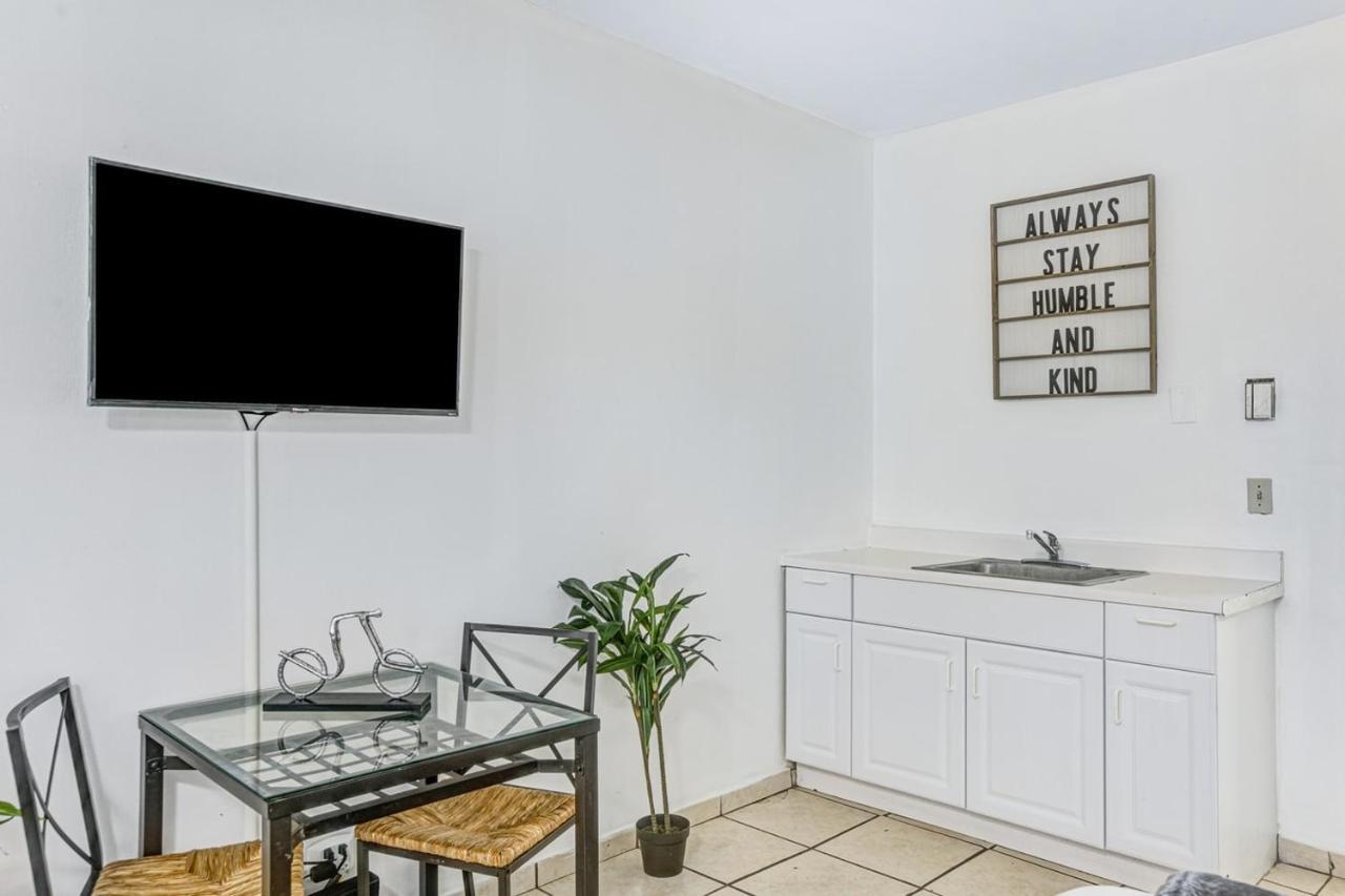 Hallandale Gulfstream Pool Walk To The Beach Apartment Hallandale Beach Exterior photo