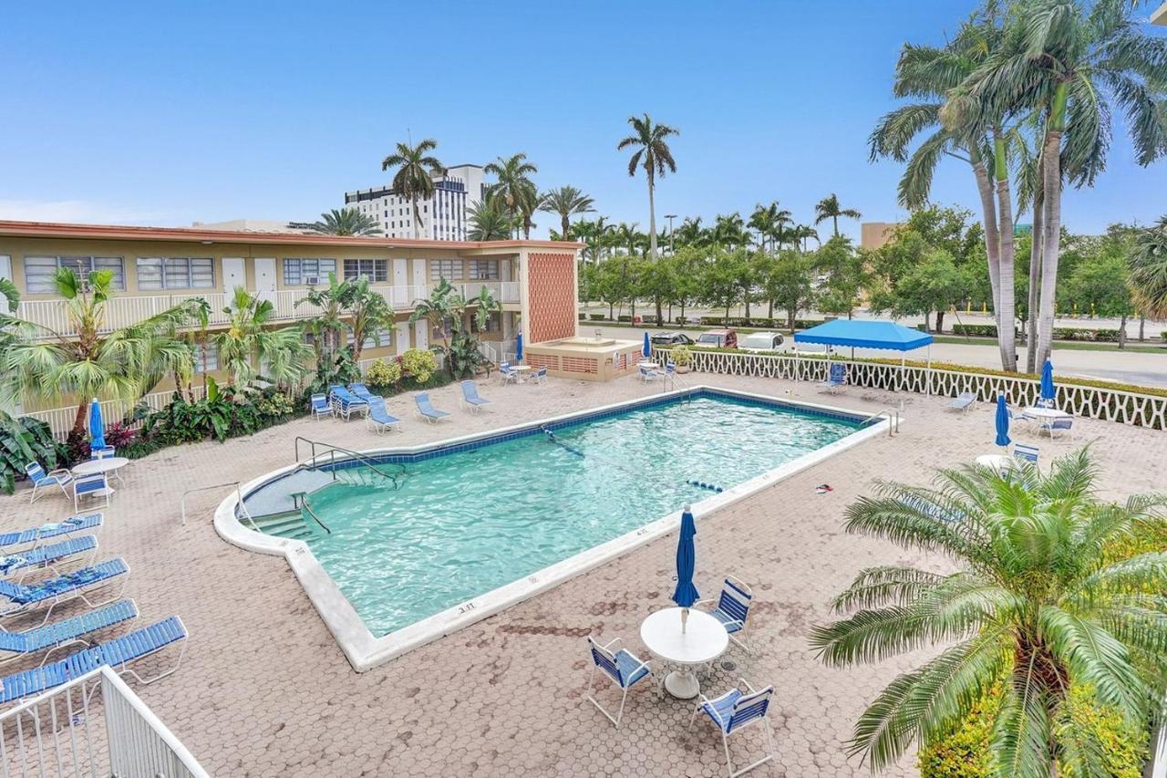 Hallandale Gulfstream Pool Walk To The Beach Apartment Hallandale Beach Exterior photo