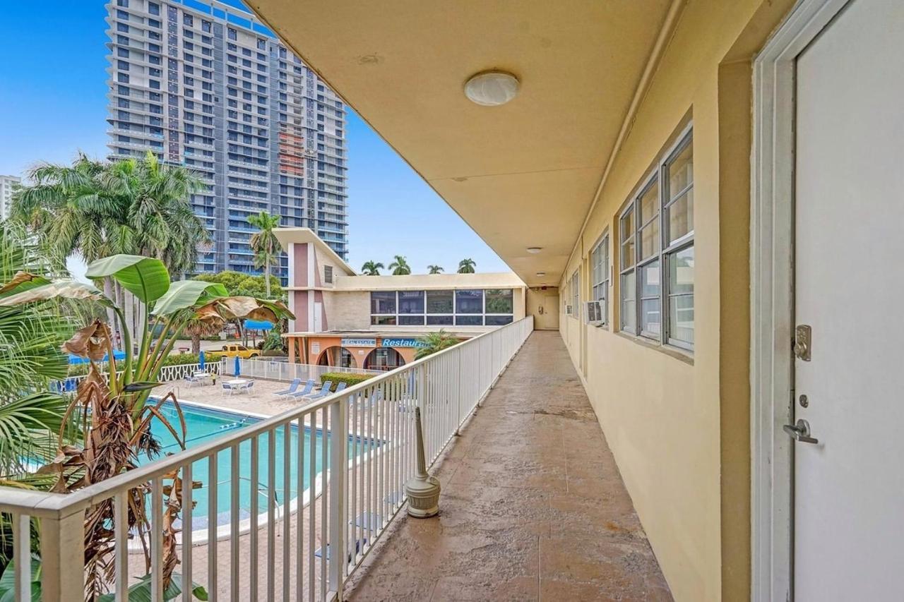 Hallandale Gulfstream Pool Walk To The Beach Apartment Hallandale Beach Exterior photo
